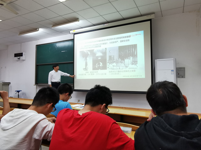 吕金海副校长走进“形势与政策”课堂照片(0)_副本.jpg